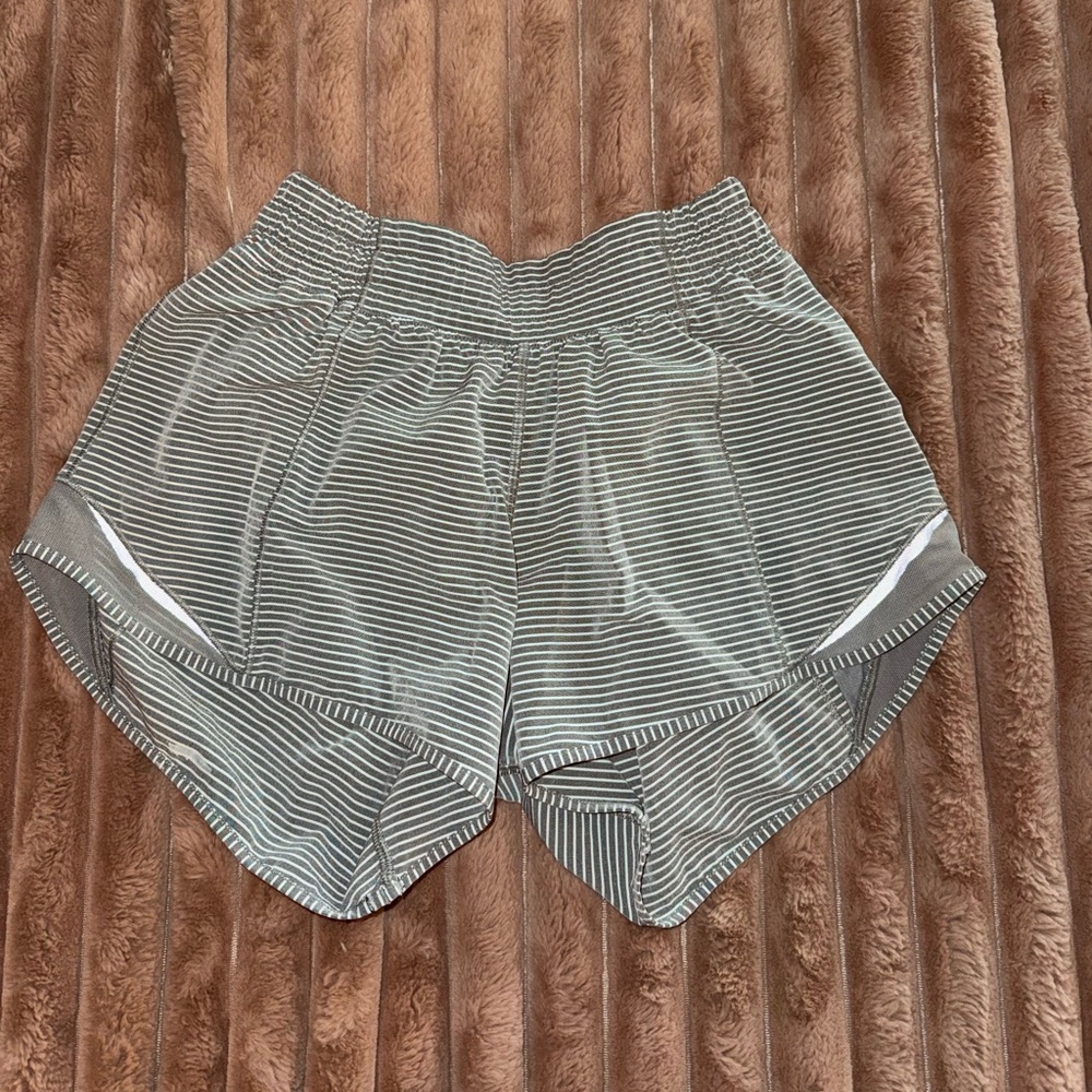 Lululemon RARE Grey and White Hotty Hots | Size 4